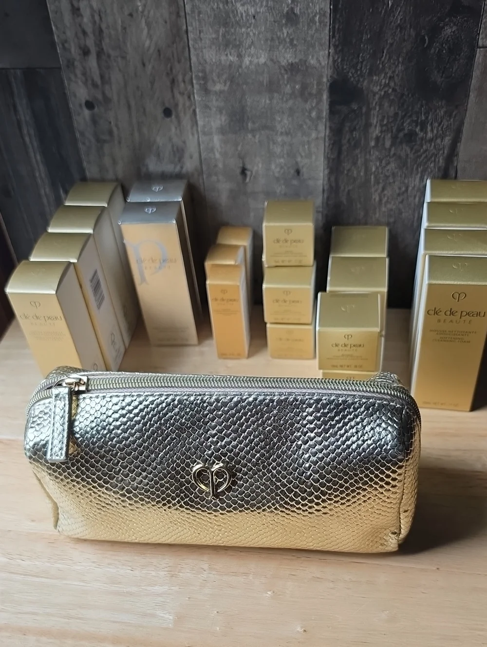 25 Pc Cle de Peau With Bonus Foundation